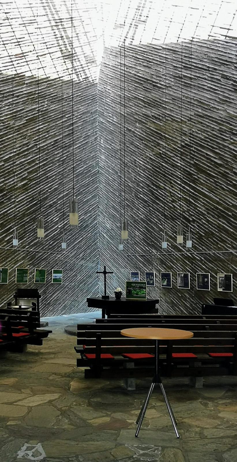 Innenraum der Auferstehungskirche in Köln-Buchforst