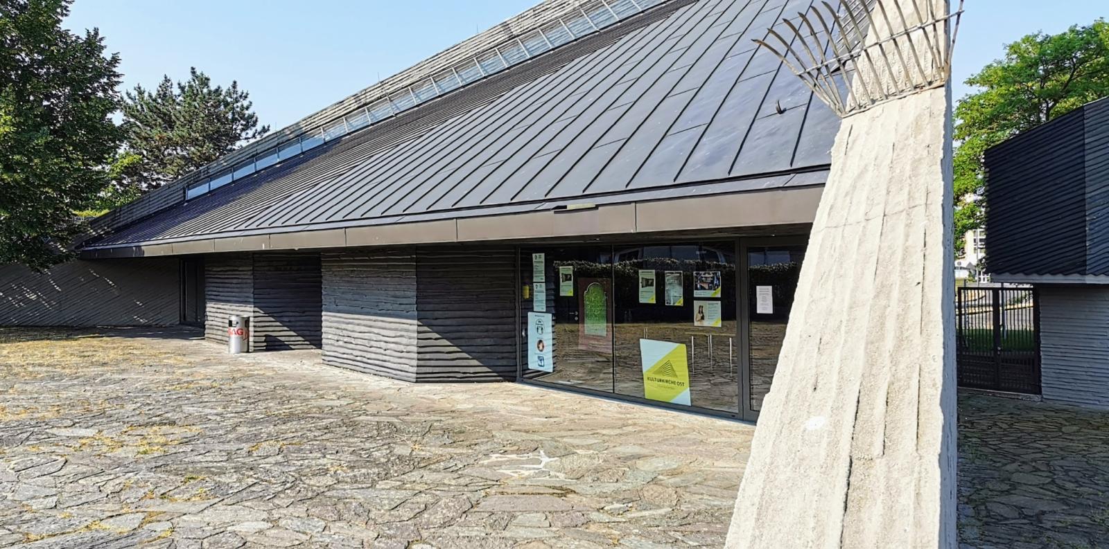 Vorplatz und Eingangsbereich der Auferstehungskirche Köln-Buchforst