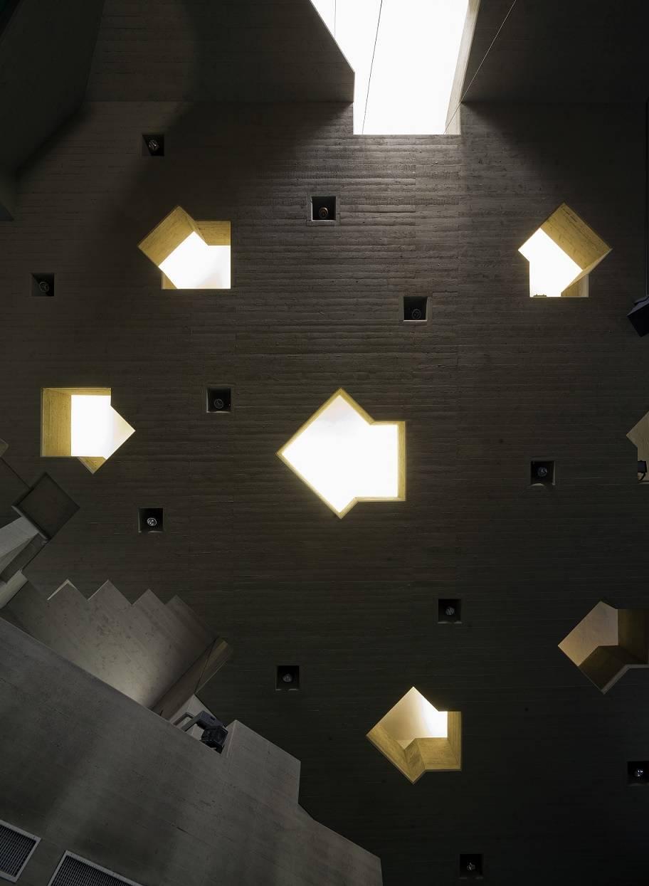 Blick hinauf zur Decke mit pfeilförmigen Fenstern