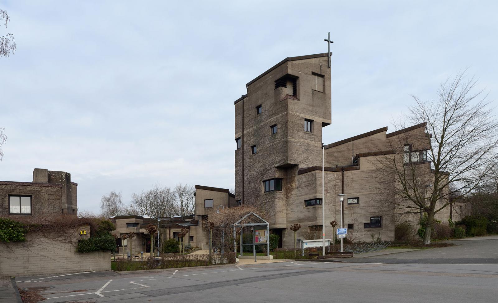 Straßenansicht Gemeindezentrum und Friedenskirche