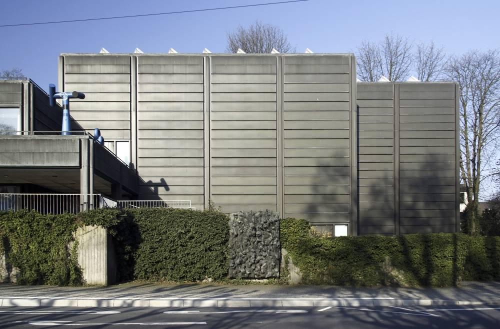 Fassade aus gerasterten Tombak-Blechen