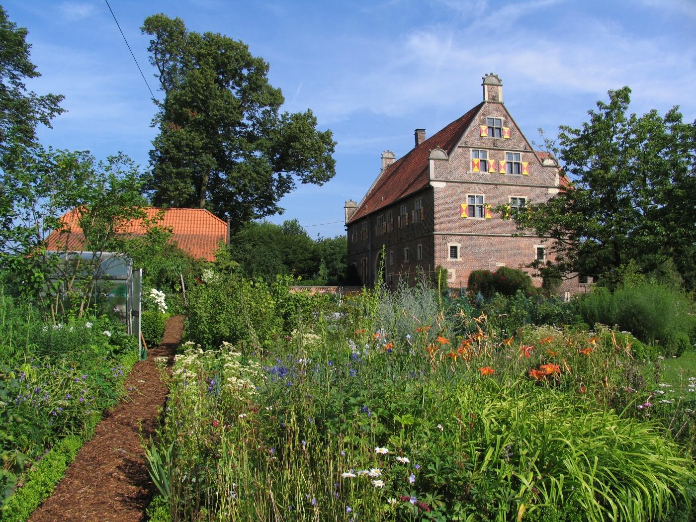 Garten mit Torhaus im Hintergrund