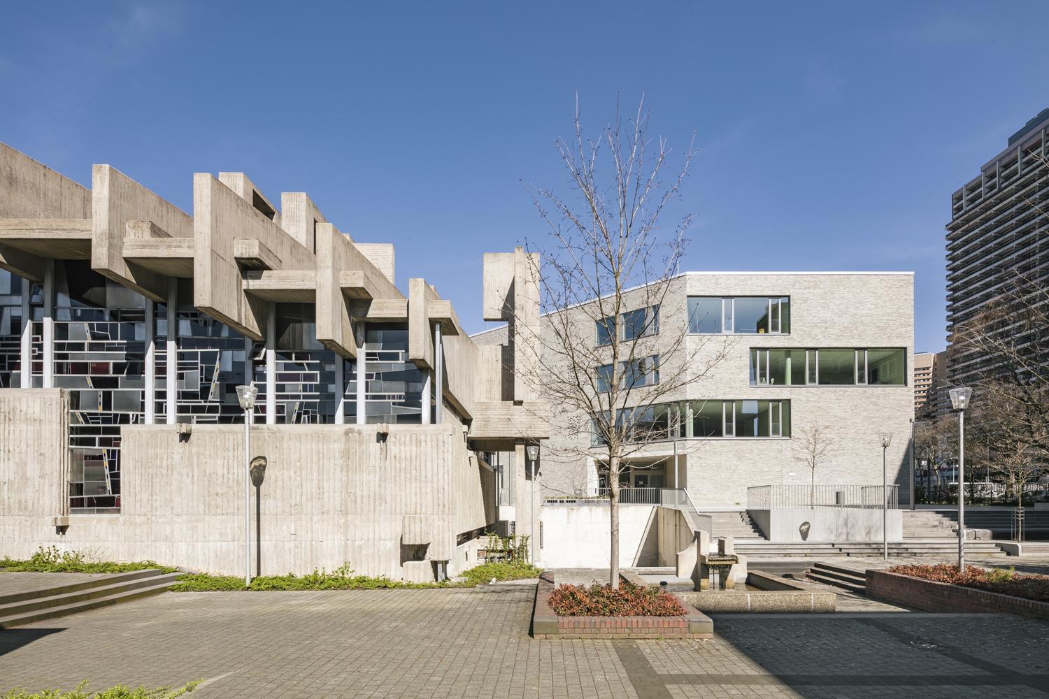 Links die Kirche, rechts das Erzbischöfliche Berufskolleg