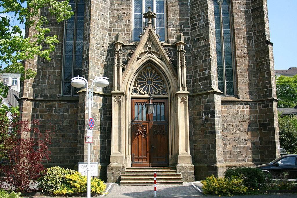 Eingangsportal im Westen