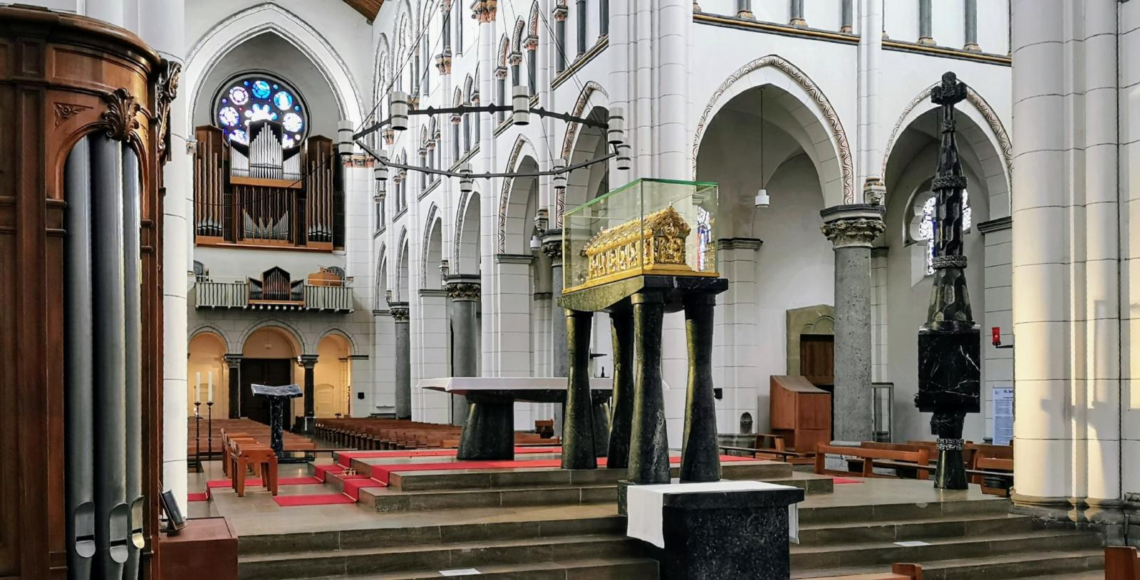 Blick nach Norden zur Orgel mit Heribertschrein im Vordergrund