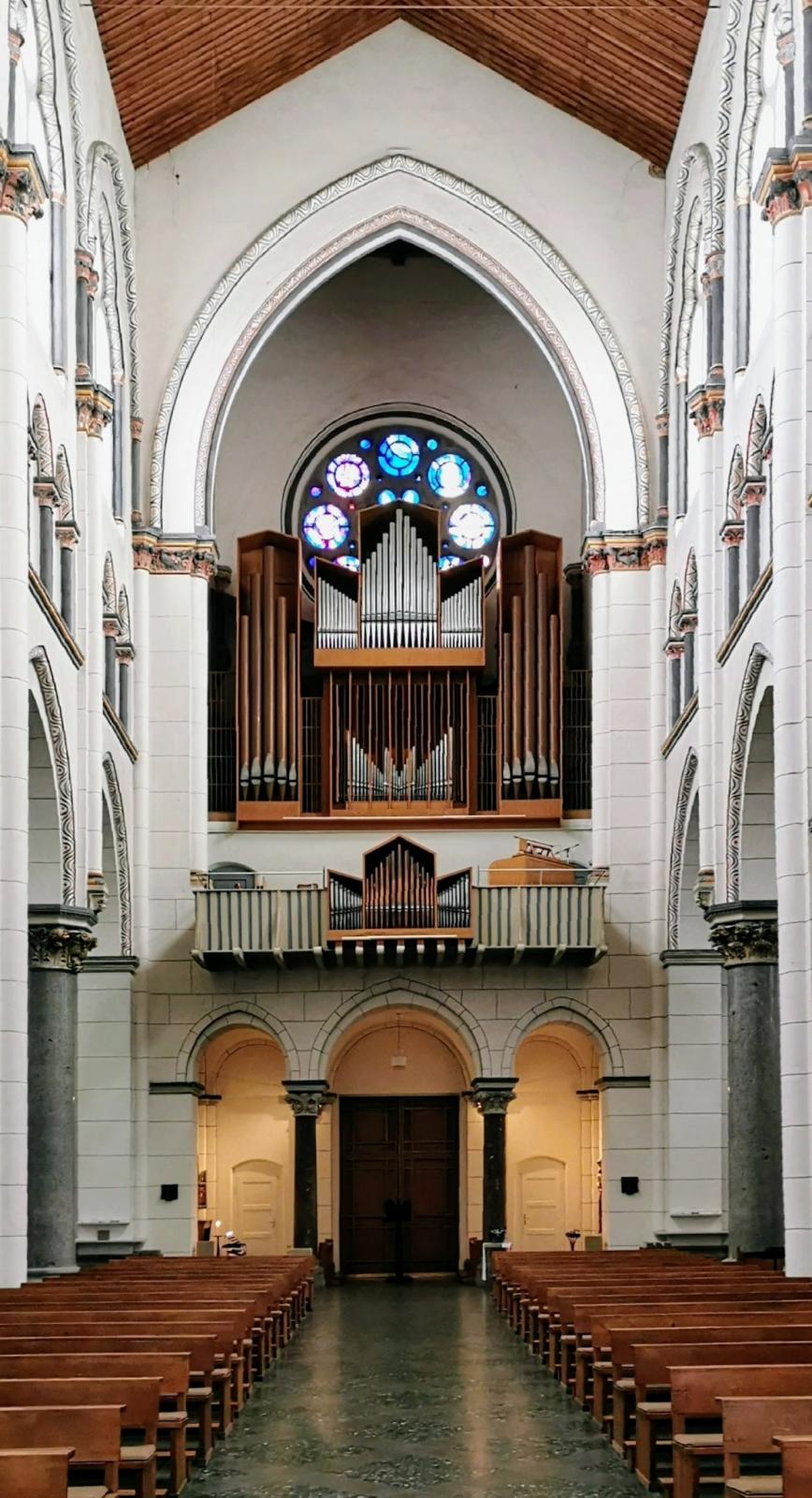 Orgel im Noden über dem Eingang von St. Heribert Köln-Deutz