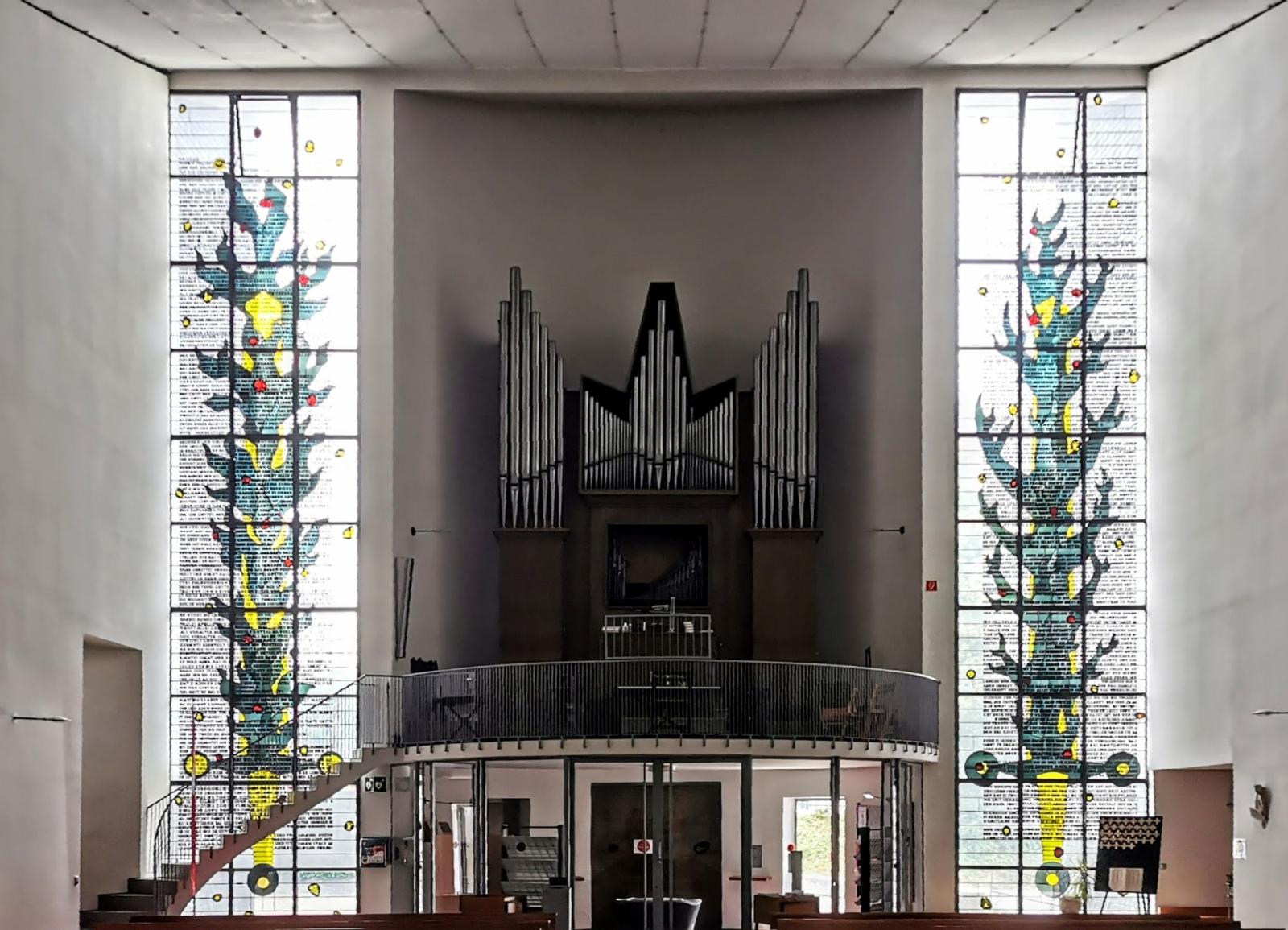Orgel mit seitlichen Glasfenstern