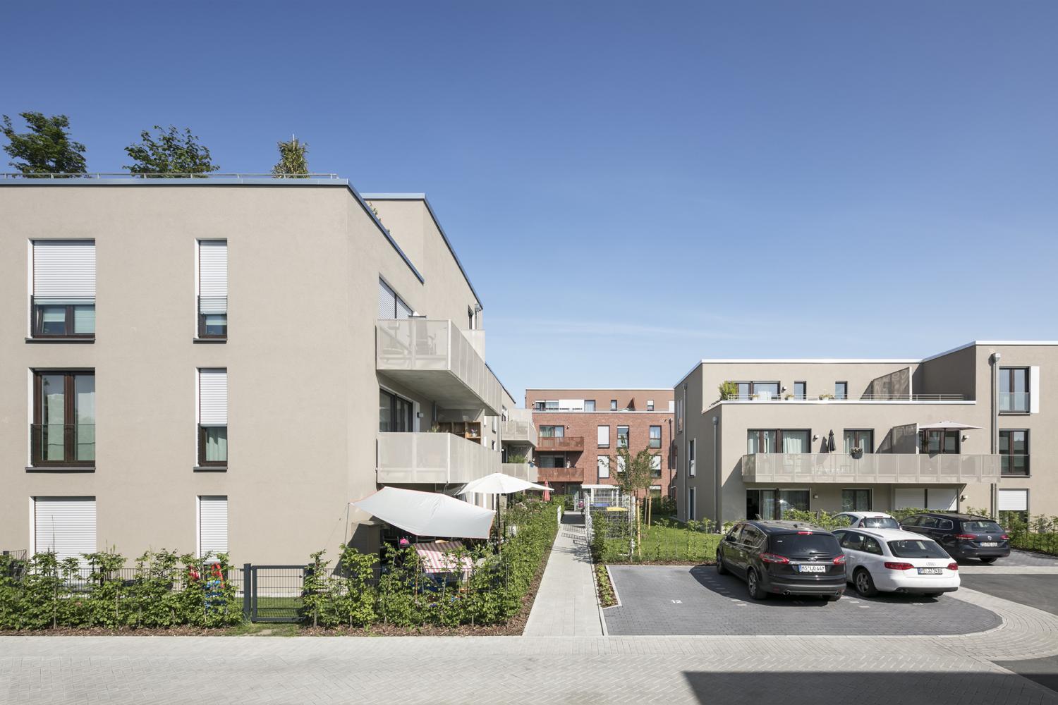 Wohngebäude mit beigebraunem Wandputz