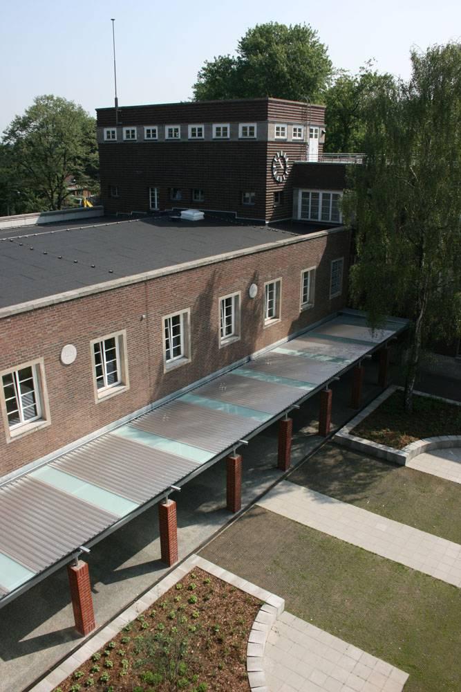Blick von oben auf Schulgebäude und Hof