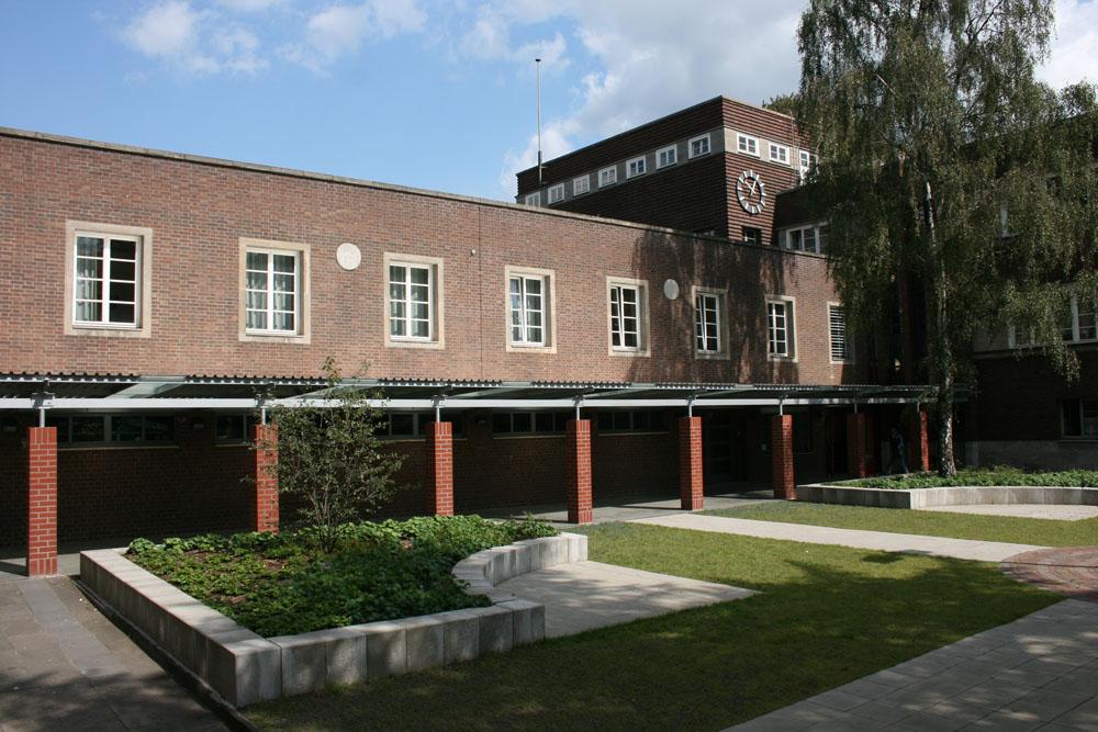 Hofseite mit neuer Arkaden- und Hofgestaltung