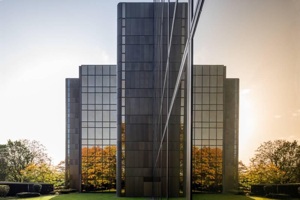 Spiegelung des Gebäudes an der Fassade