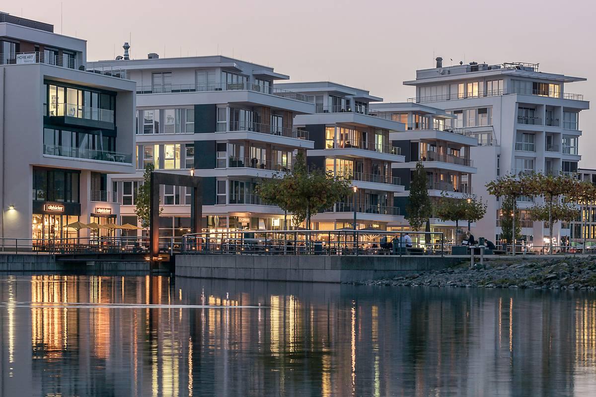 Hafenquartier in der Dämmerung