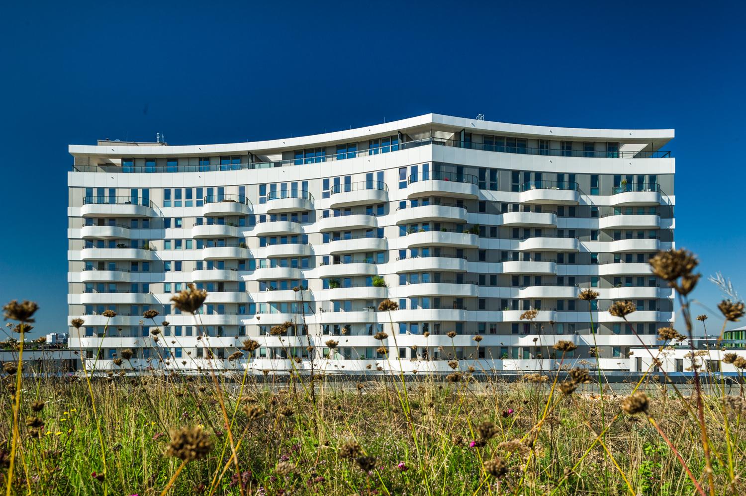 Der revitalisierte Bestandsbau überragt die neue Mantelbebauung