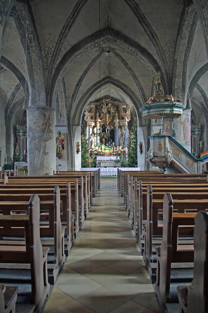 Blick durch das Mittelschiff zum Altar