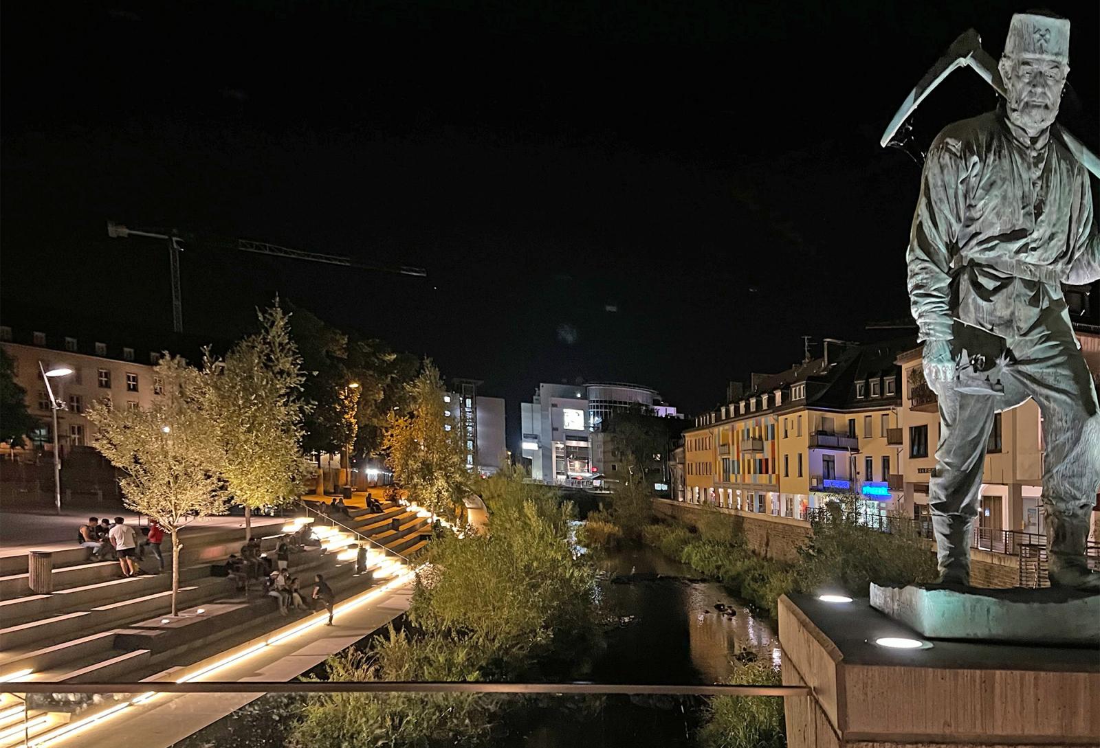 Stufenanlage Siegen zu neuen Ufern, bei Nacht