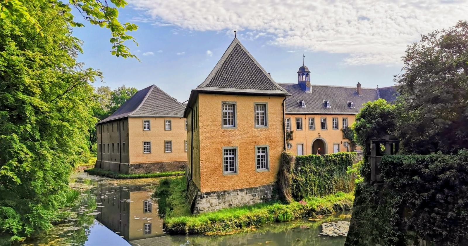 Schloss Dyck, Blick vom Schloss Richtung Stallhof