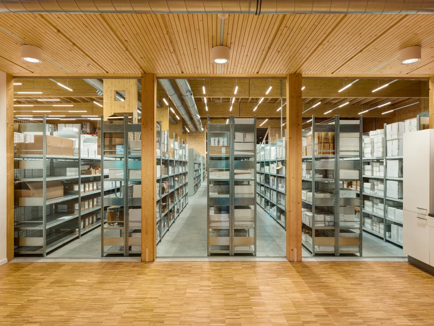 Blick von der Verwaltung zur Fertigungshalle