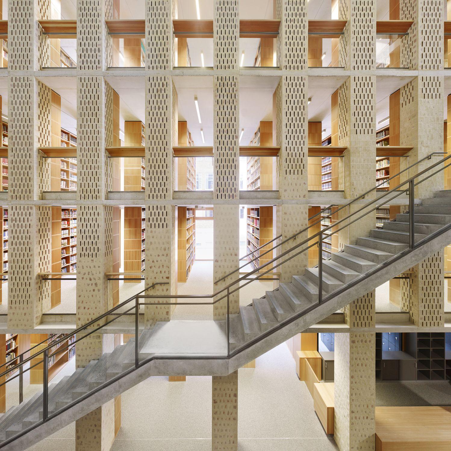 Blick auf Treppe und Bibliothek