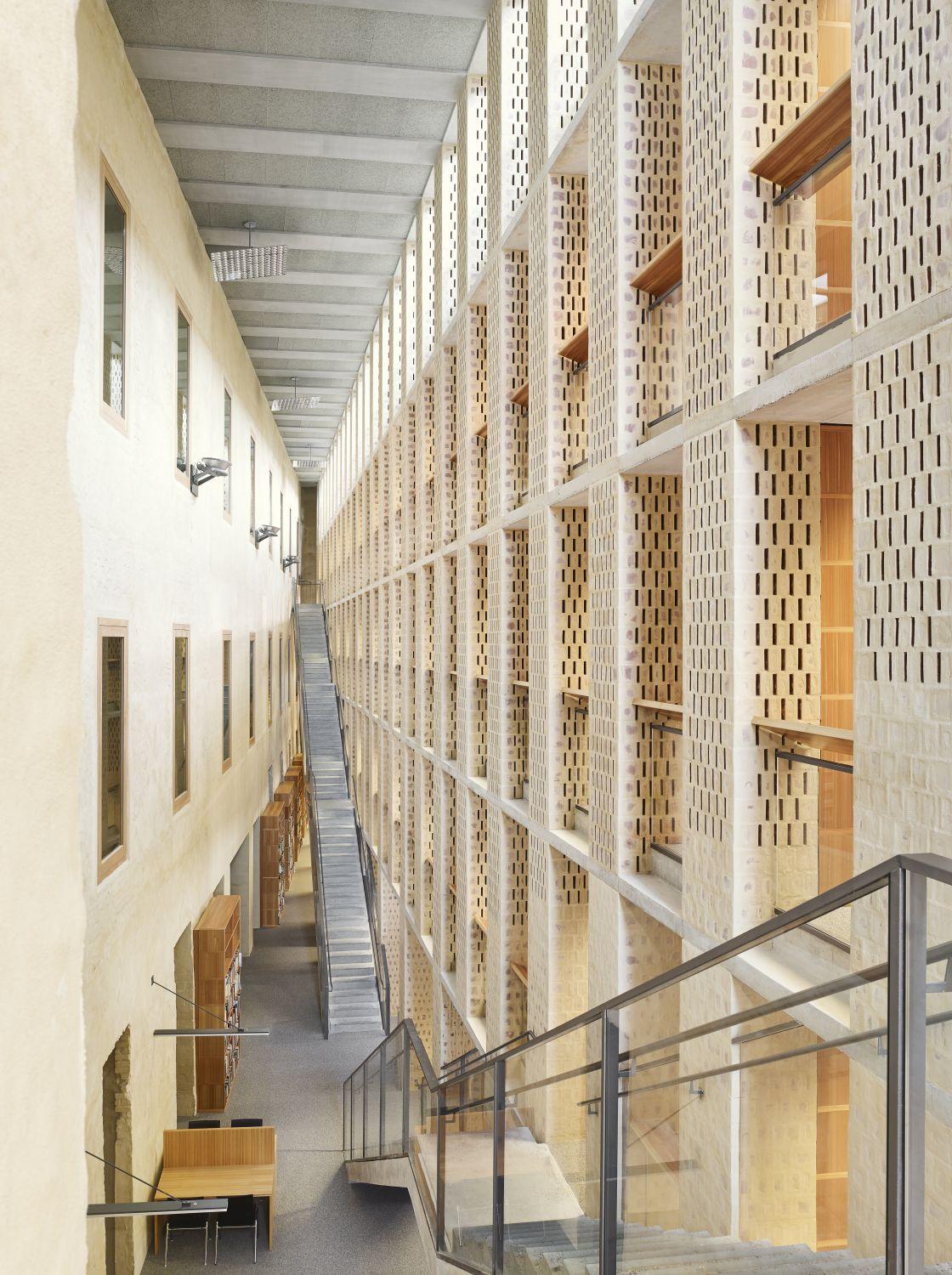 Fuge zwischen Altbau und Neubauriegel mit einläufigen Treppen