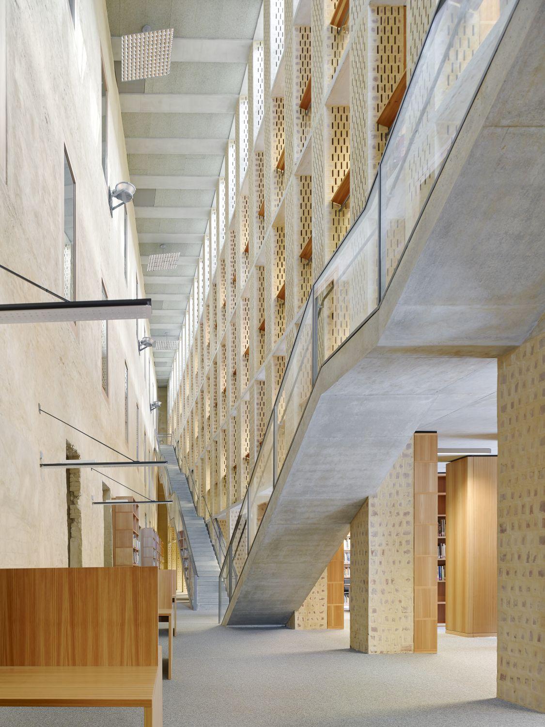 einläufige Treppen erschließen die Obergeschosse der Bibliothek