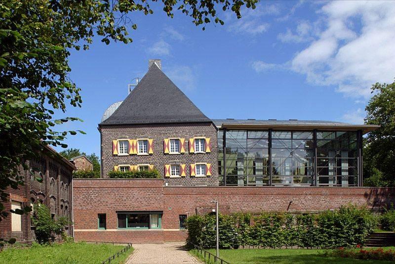 Gesamtansicht mit Glasanbau