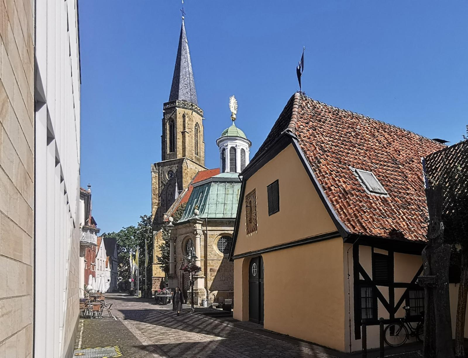 Wallfahrtskapelle Straßenansicht mit Clemenskirche 
