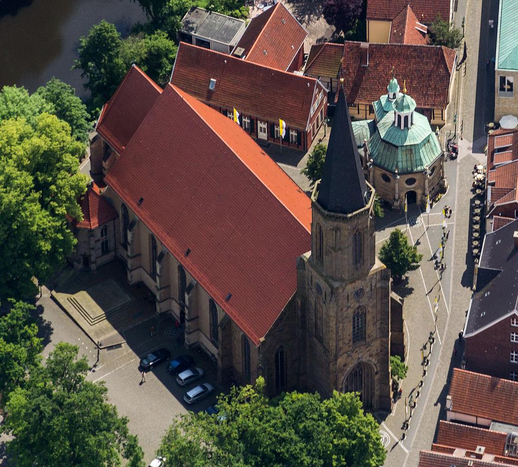 Luftbild der Clemenskirche