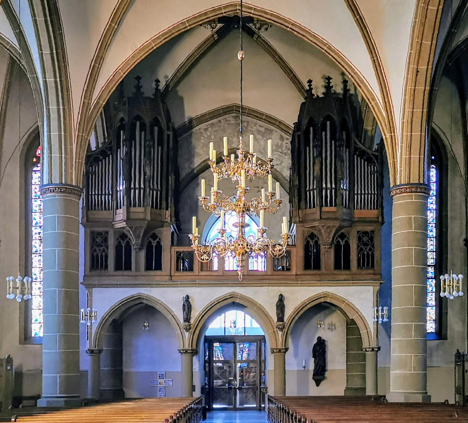 Blick auf die Orgel und Eingang