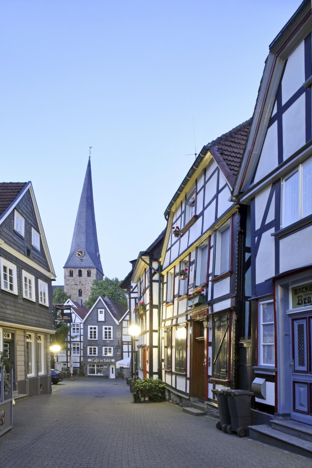 Blick in eine Gasse mit Fachwerkhäusern