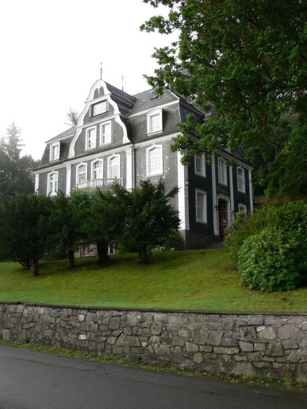 Die Villa präsentiert sich mit ihrem Schaugiebel weniger zur Straße als in die Landachaft. 