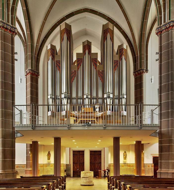 Innenansicht mit Orgel
