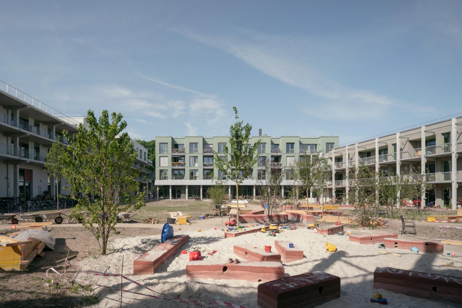 Begrünter Innenhof mit Spielflächen