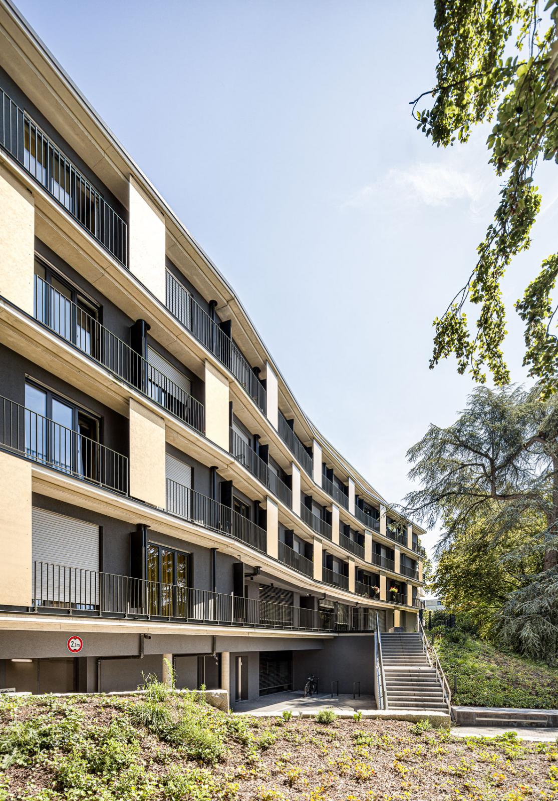 Studentisches Wohnen am Lousberg, geschwungene Gebäudekante, laubengangähnliche Balkone mit Sichtschutzelementen