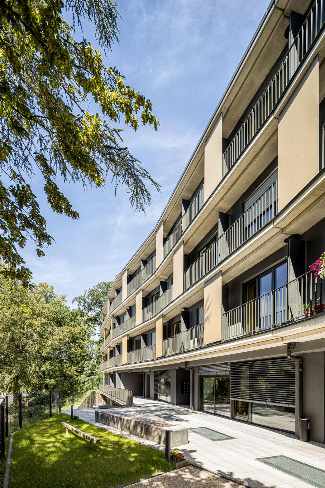 Studentisches Wohnen am Lousberg, geschwungene Gebäudekante, laubengangähnliche Balkone mit Sichtschutzelementen