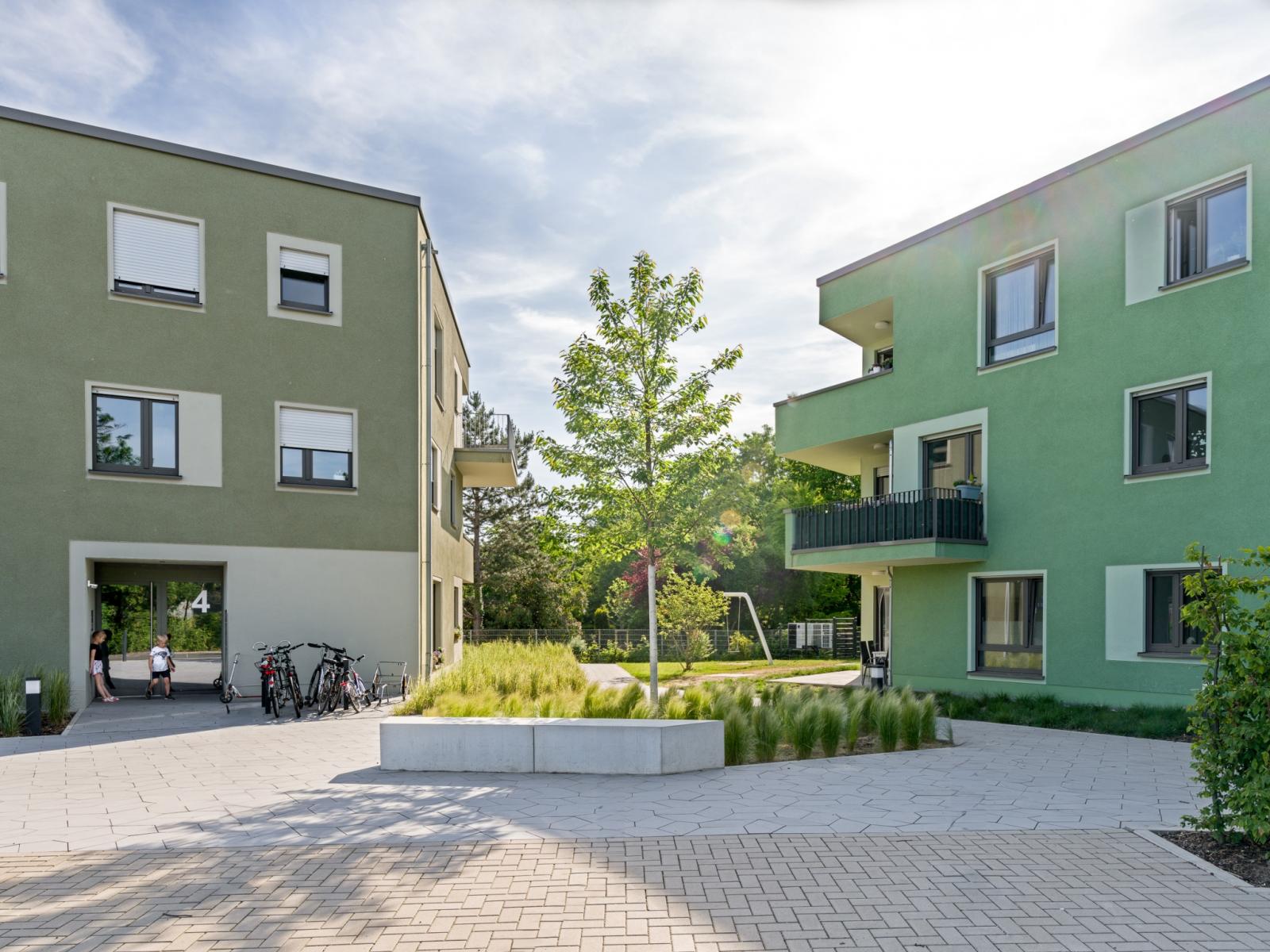 Typenhäuser für Geflüchtete, Vorplatz, polygonale Baukörper