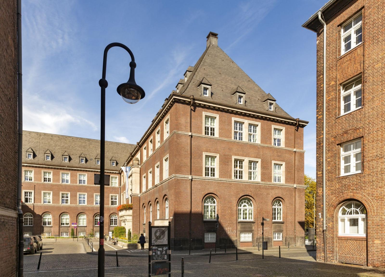Rathaus Bottrop, Eckansicht von Süden von der Luise-Hensel-Straße aus
