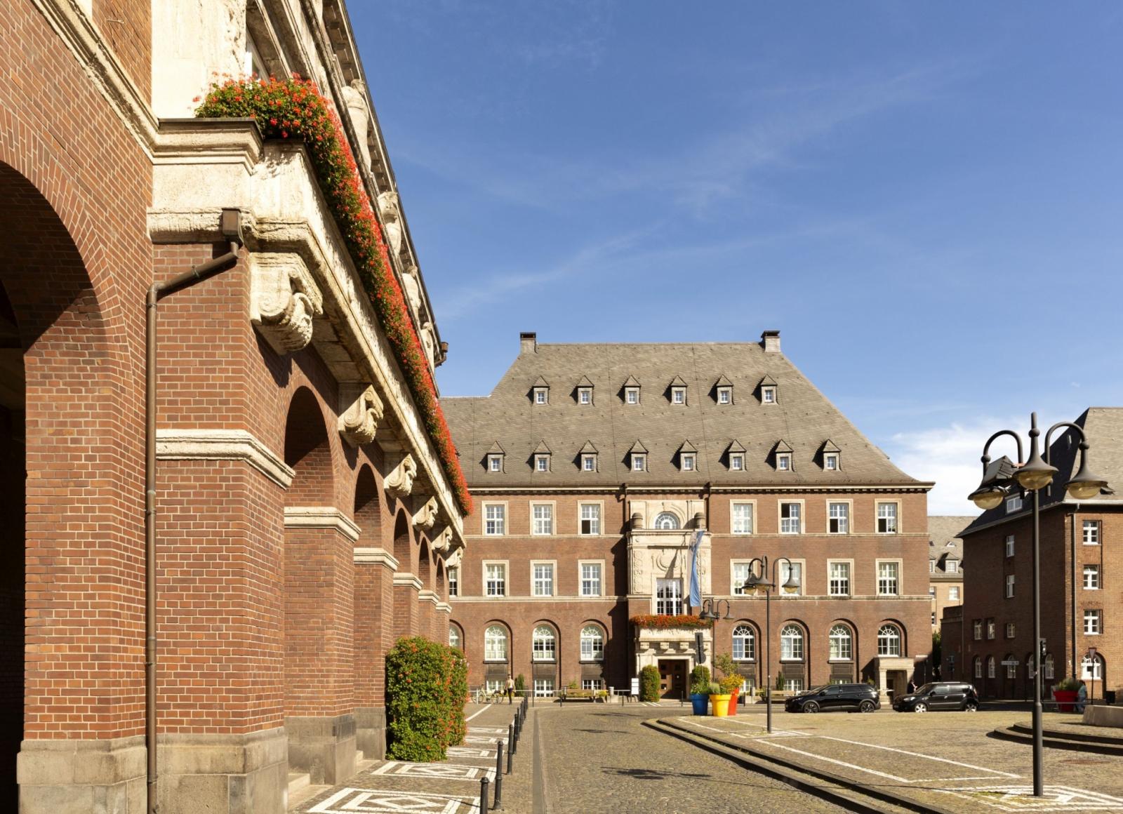 Ernst-Wilczok-Platz mit Rathaus Bottrop