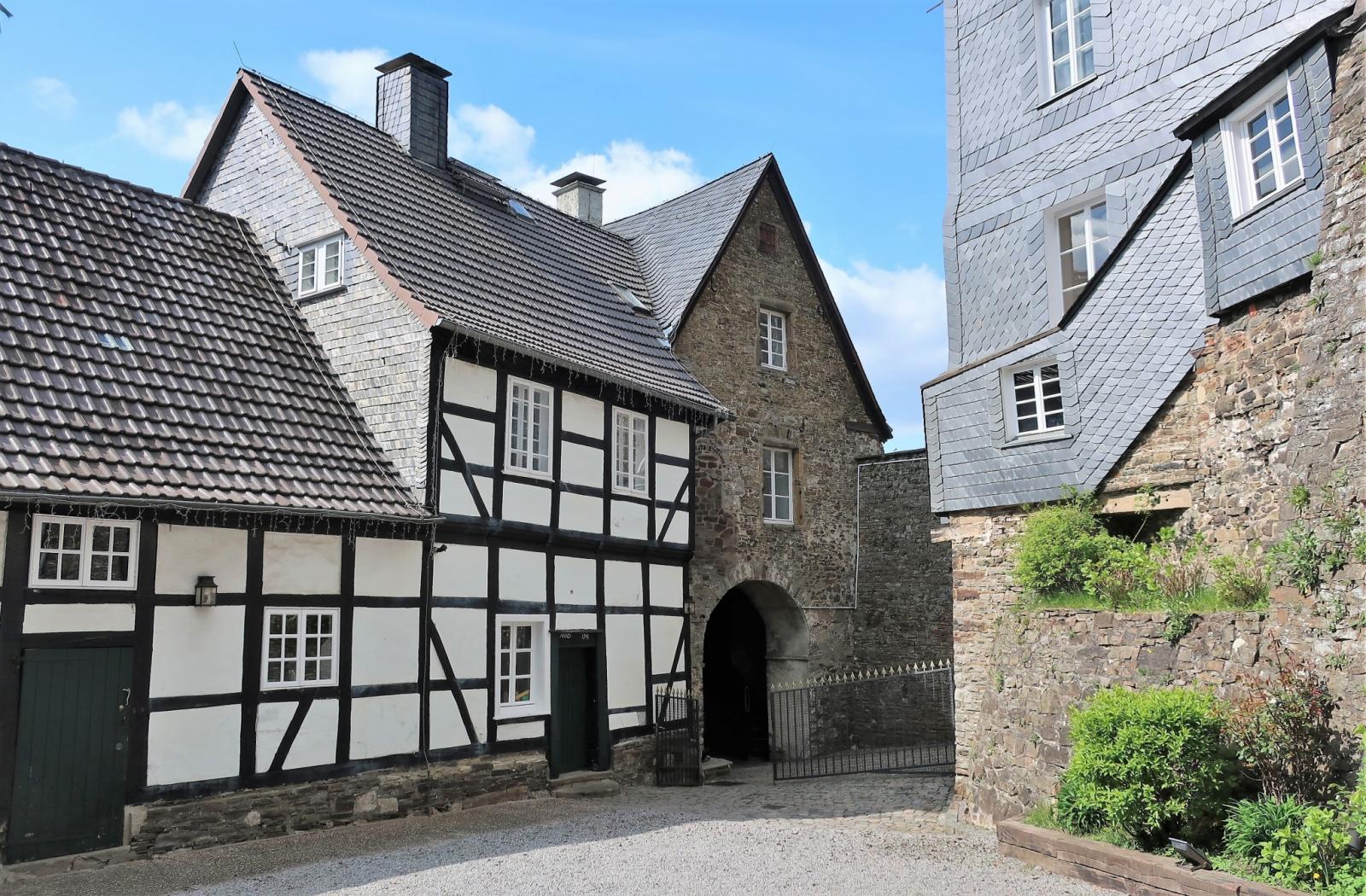 Blick auf Schlossrestaurant und Torhaus