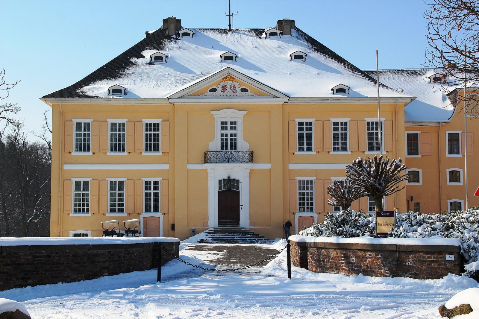 Schloss Miel, Fassadenansicht von Nordosten