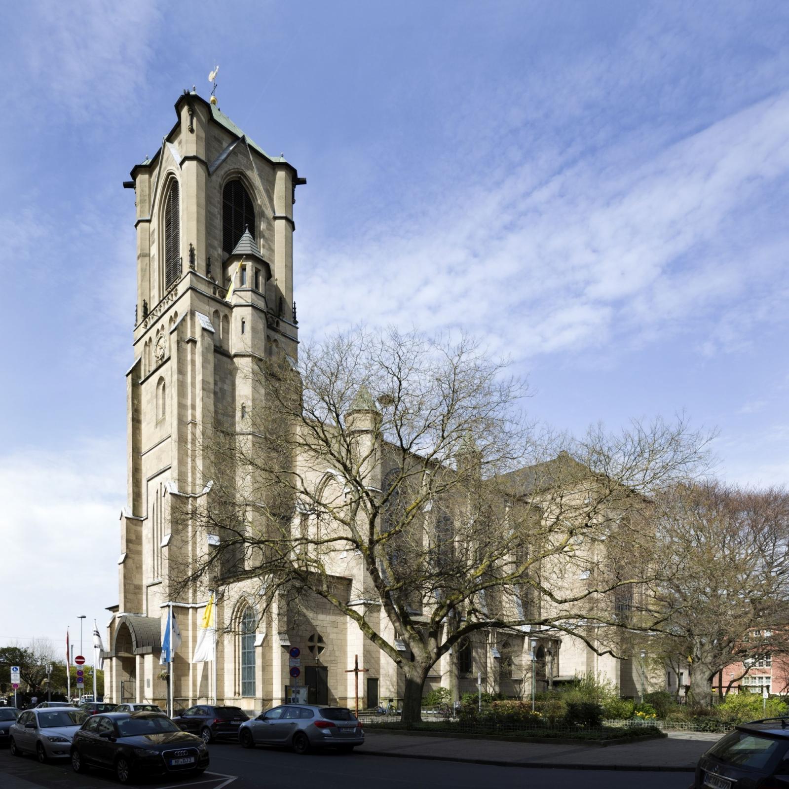 Turm und Südfassade