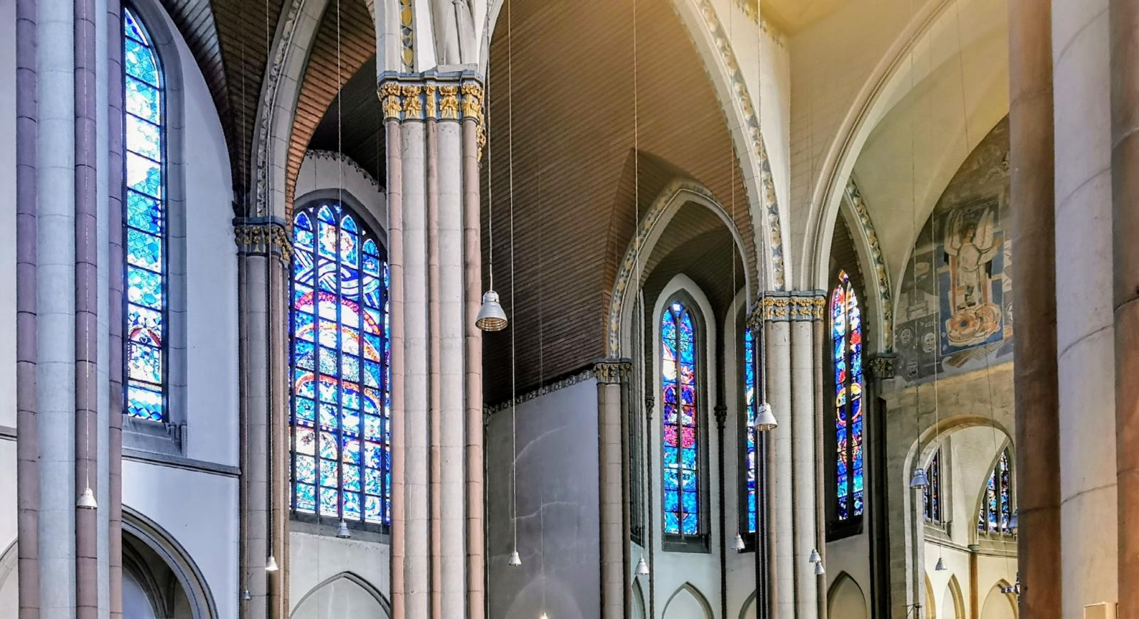 Kirchenraum mit Glasfenstern