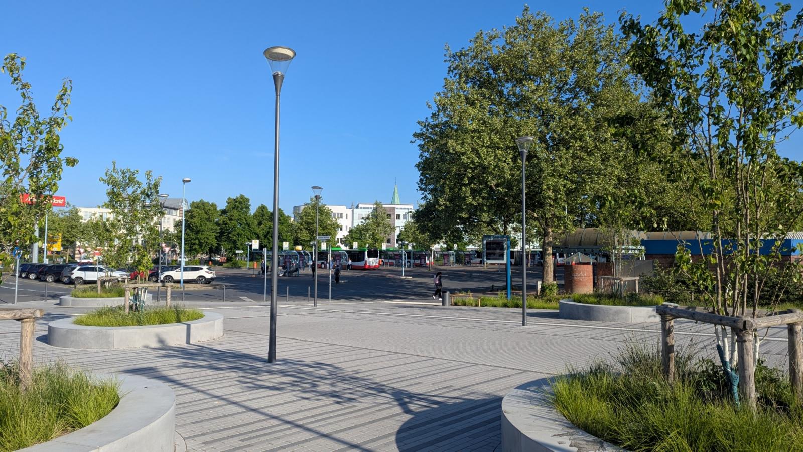 BürgerBahnhof, neugestalteter Vorplatz mit Baumeinfassungen