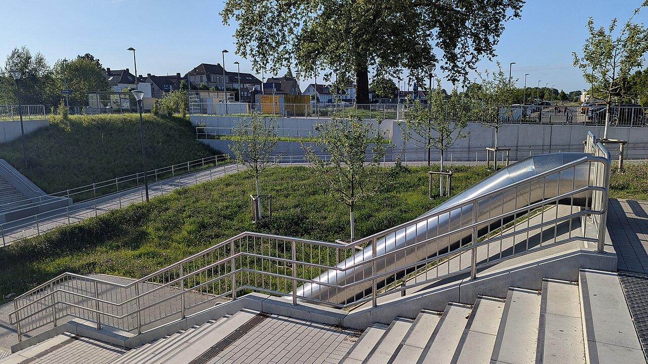 BürgerBahnhof, ehemalige Gleisanlage, Treppenanlage mit Rutsche