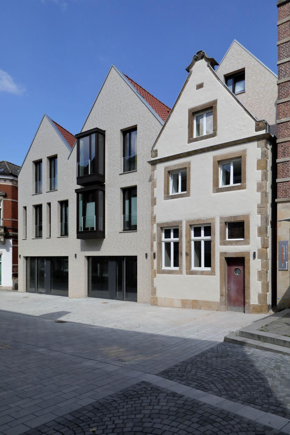 Außenperspektive Marktstraße, giebelständige Baukörper, sanierter historischer Bestand 