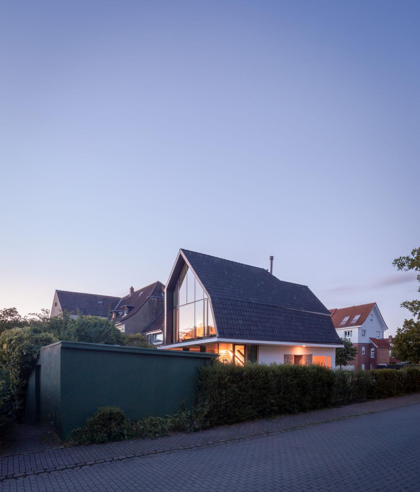Straßenperspektive, verglaste Gartenseite