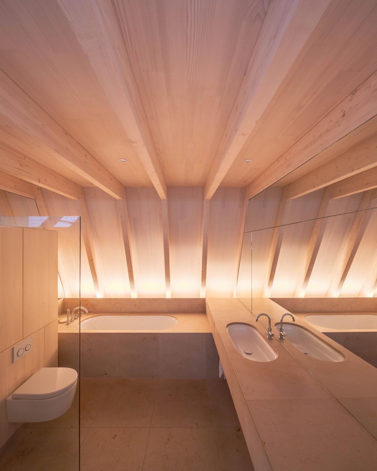 Obergeschoss, Badezimmer, unverkleidete Holzkonstruktion