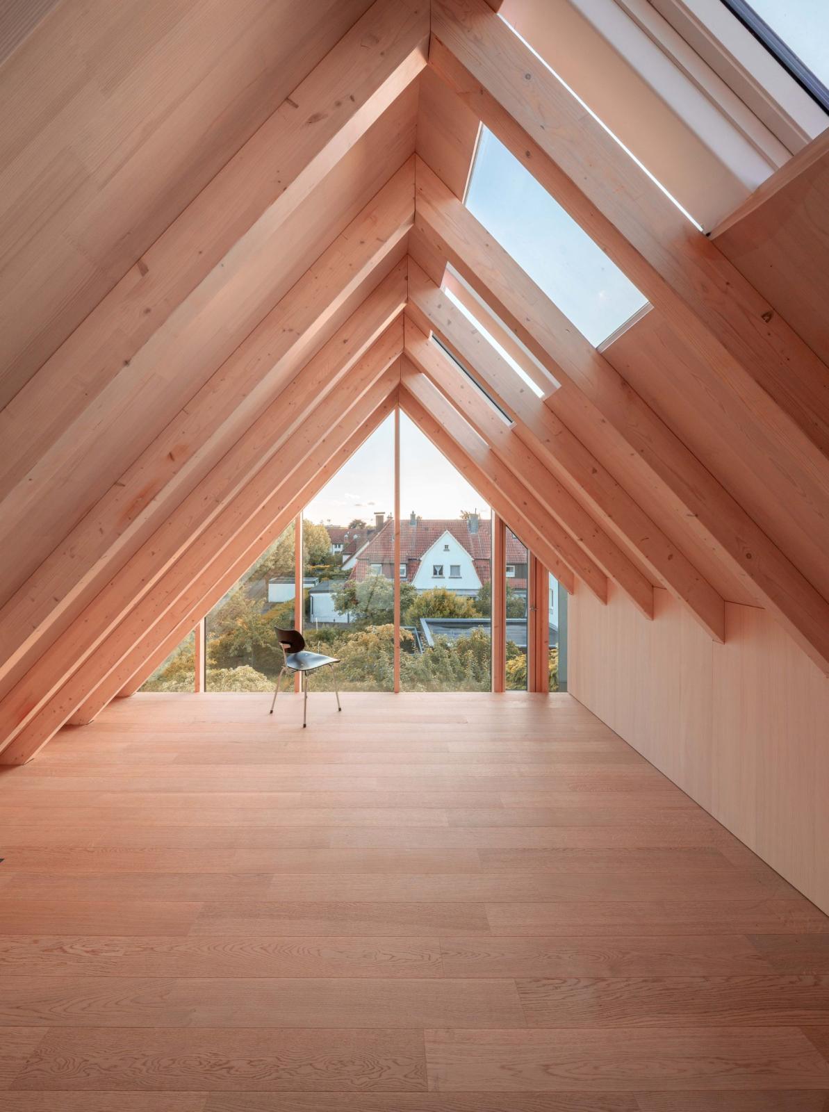 Dachgeschoss, holzsichtiges Atelier mit Dachflächenfenstern