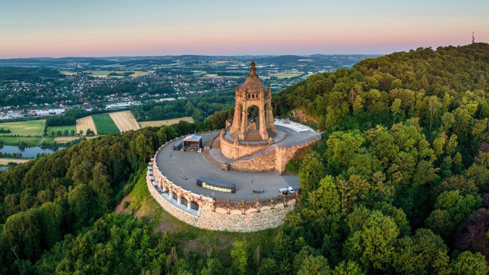 Denkmal mit Besucherzentrum, Schrägluftbild