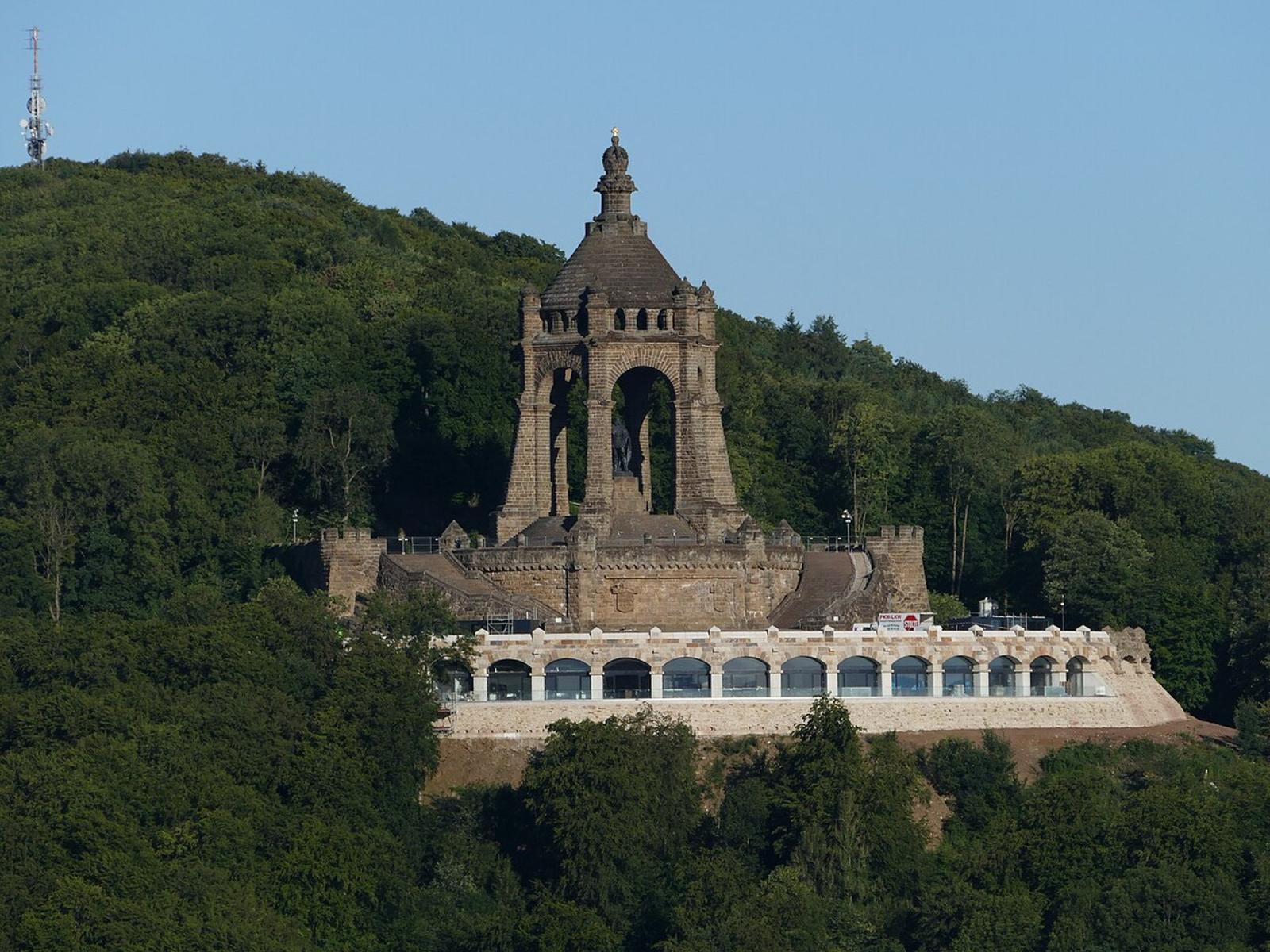 Denkmal mit Besucherzentrum, Frontansicht verglaste Arkadenbögen