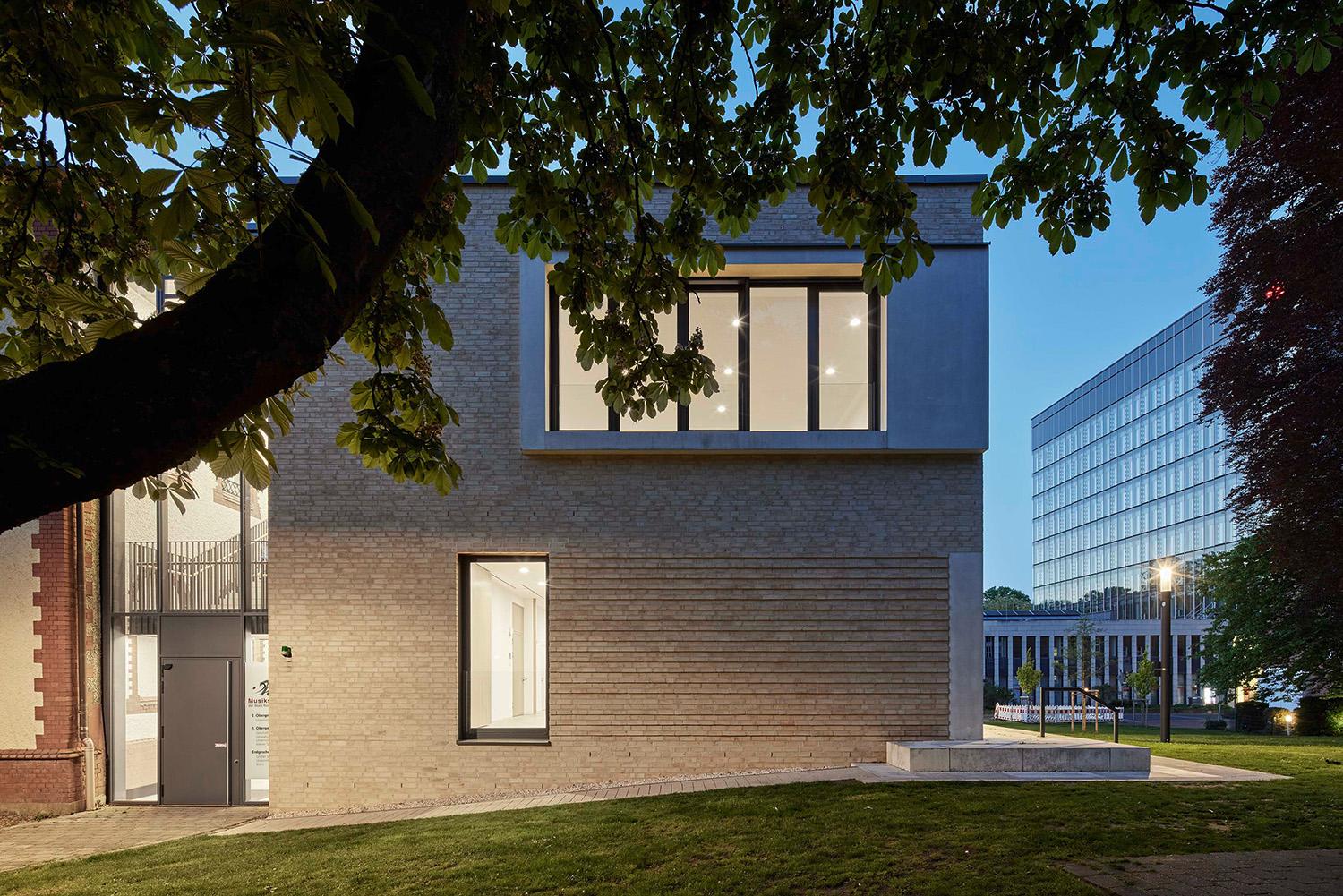 Musikschule Recklinghausen, Rückansicht Abenddämmerung